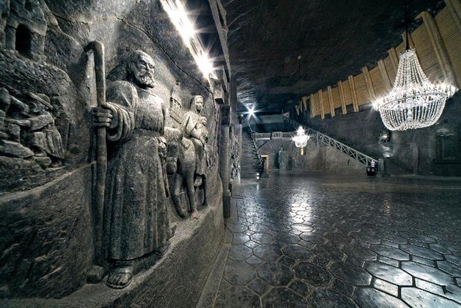 Full day tour to Auschwitz-Birkenau and Salt Mine with a local guide from Krakow - Auschwitz-Birkenau: How the Visit Is Structured at Auschwitz I and II