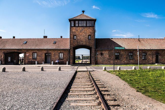 Two Day Trip to Auschwitz Birkenau and Wieliczka Salt Mine - Getting Started in Kraków at 7:00 am: Transfers That Actually Matter